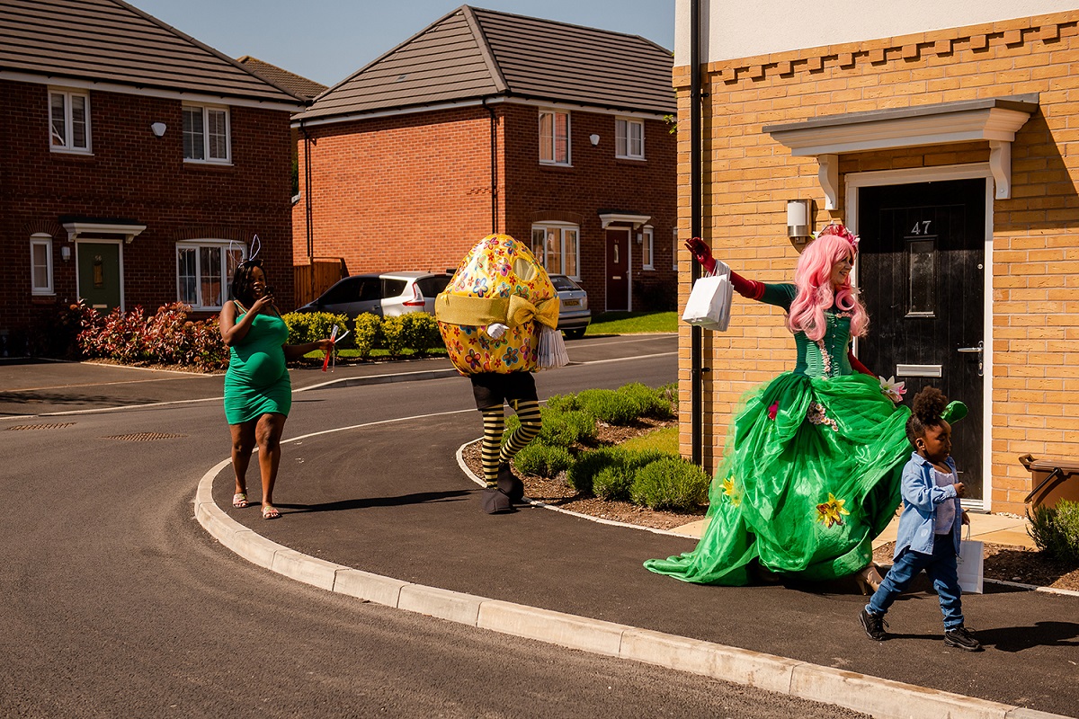 Easter fairy delivery eggs to children 