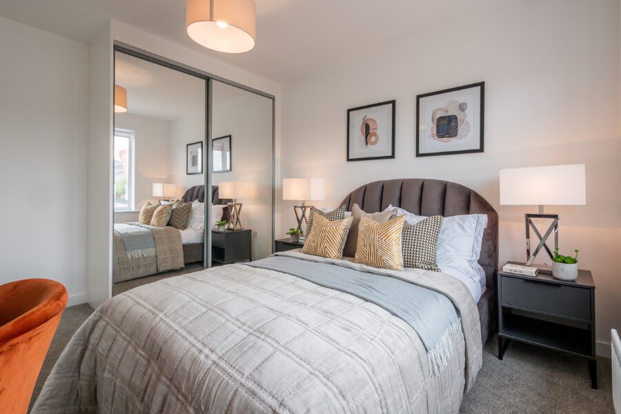 kindord bedroom and fitted mirrored wardrobe
