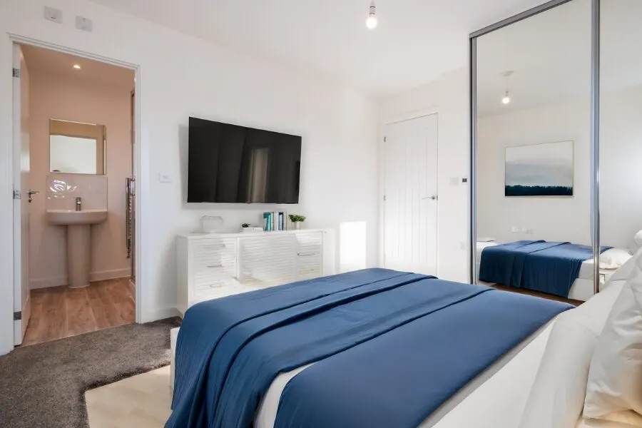 larch main bedroom