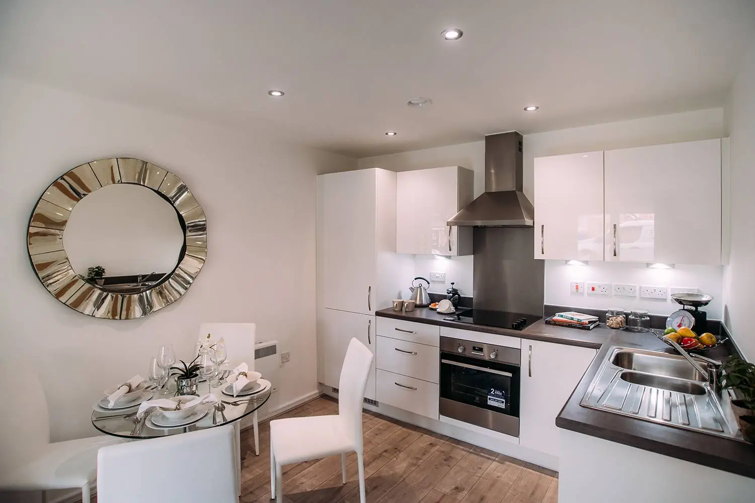 White gloss kitchen